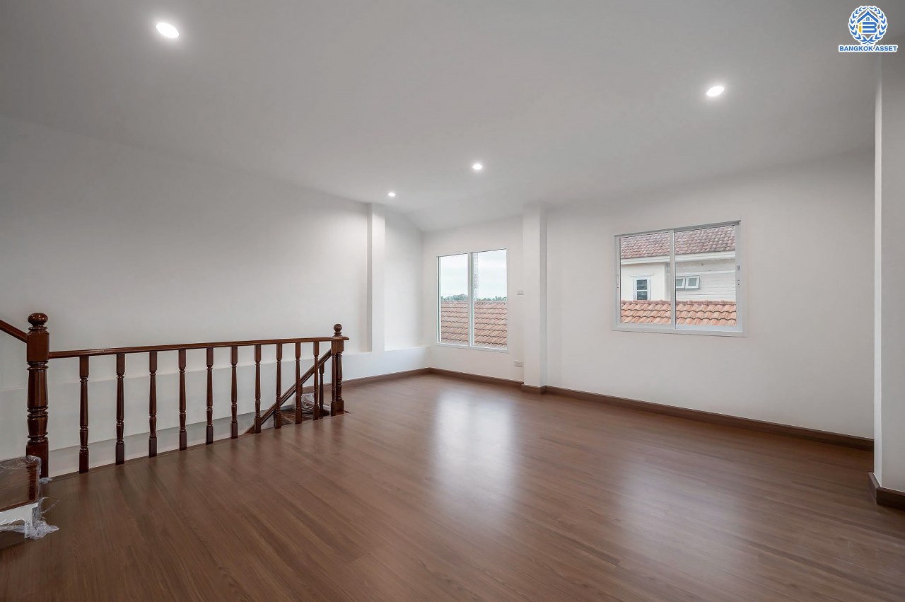 บ้านมือสองตกแต่งใหม่ โครงการ นาราภิรมย์ พุทธมณฑลสาย3 ตกแต่งหรูหรา เนื้อที่ 100 ตร.ว. พื้นที่ใช้สอย 218.73 ตร.ม. ฟังก์ชัน 3 ห้องนอน 4 ห้องน้ำ 1 ห้องแม่บ้าน จอดรถได้ 2 คัน บนทำเลเชื่อมต่อเมือง ใกล้เซ็นทรัลศาลายา, เดอะมอลล์บางแค และทางคู่ขนานลอยฟ้าบรมราชชนนี รายล้อมด้วยสิ่งอำนวยความสะดวกครบ